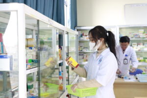 Sinh viên ngành Dược sau khi tốt nghiệp có thể lựa chọn nhiều vị trí việc làm như Dược sĩ bệnh viện, nhà thuốc, doanh nghiệp dược hoặc lĩnh vực nghiên cứu, giảng dạy